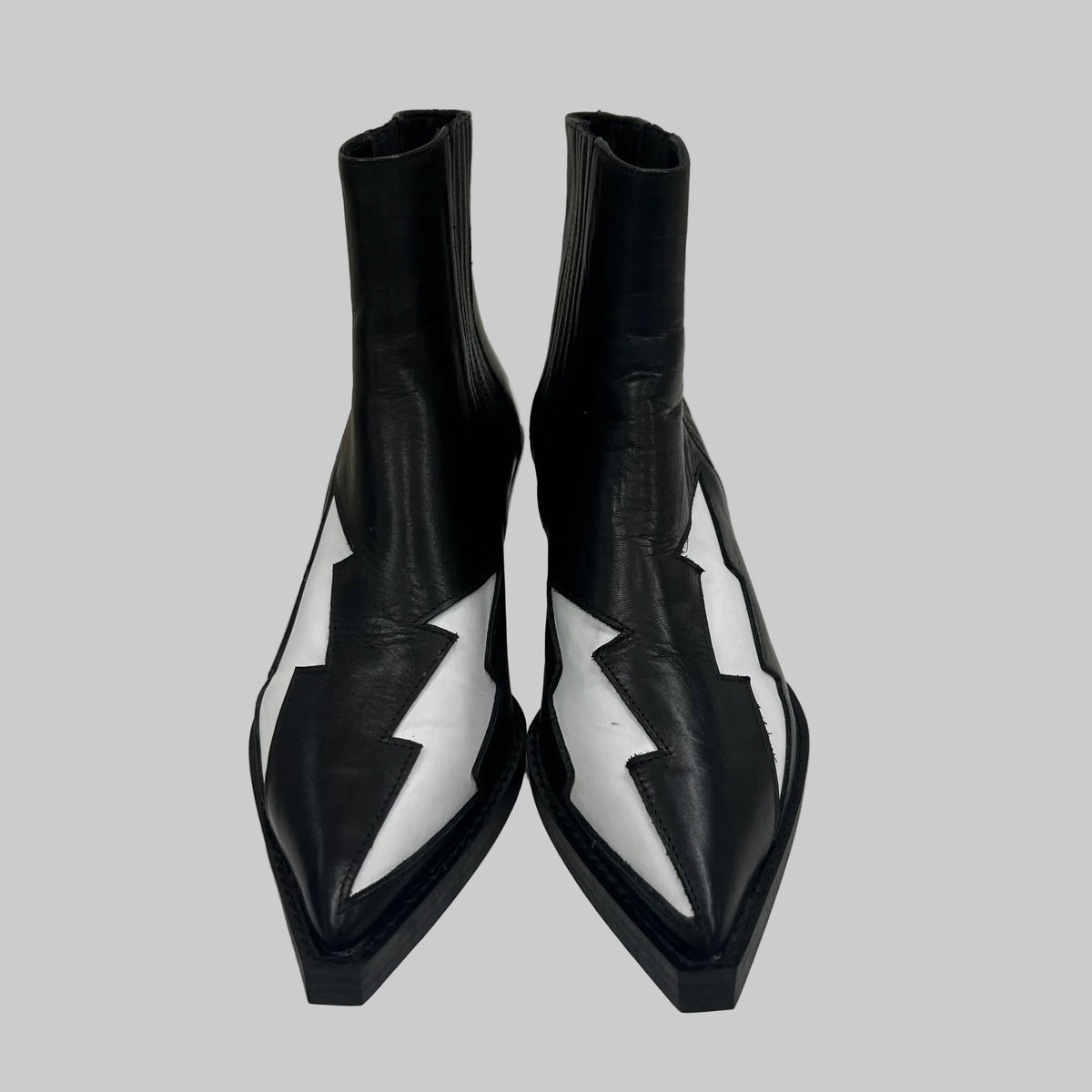 PALLAS Scarpa stivale "Ziggy" basso a punta in pelle nera con fulmine color bianco