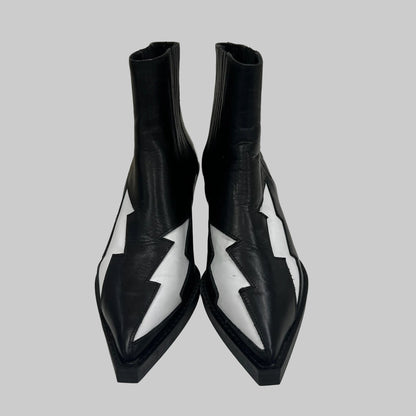 PALLAS Scarpa stivale "Ziggy" basso a punta in pelle nera con fulmine color bianco