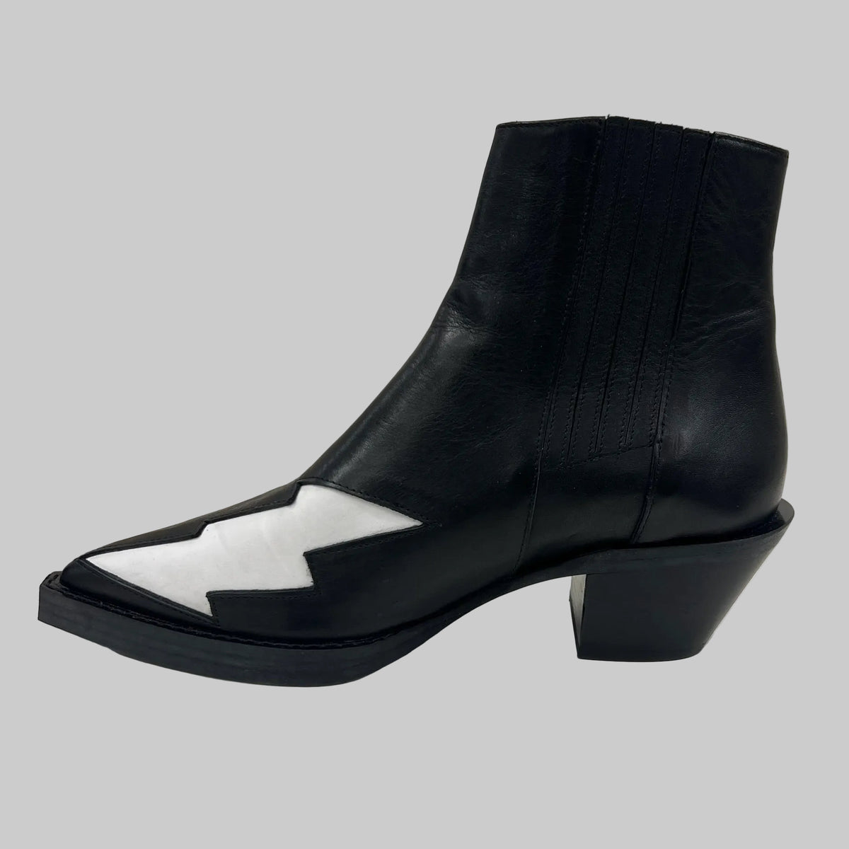 PALLAS Scarpa stivale "Ziggy" basso a punta in pelle nera con fulmine color bianco