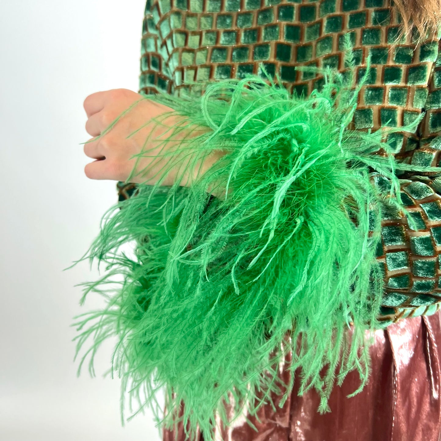PAROSH Casacca in velluto verde con piume - 12STOREEZ Pantoloni a palazzo oro rosa