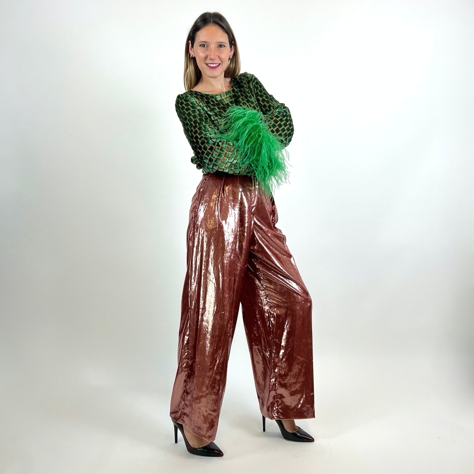 PAROSH Casacca in velluto verde con piume - 12STOREEZ Pantoloni a palazzo oro rosa