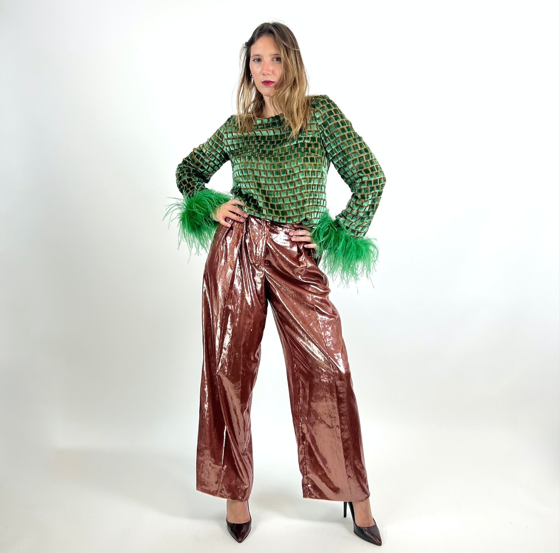 PAROSH Casacca in velluto verde con piume - 12STOREEZ Pantoloni a palazzo oro rosa