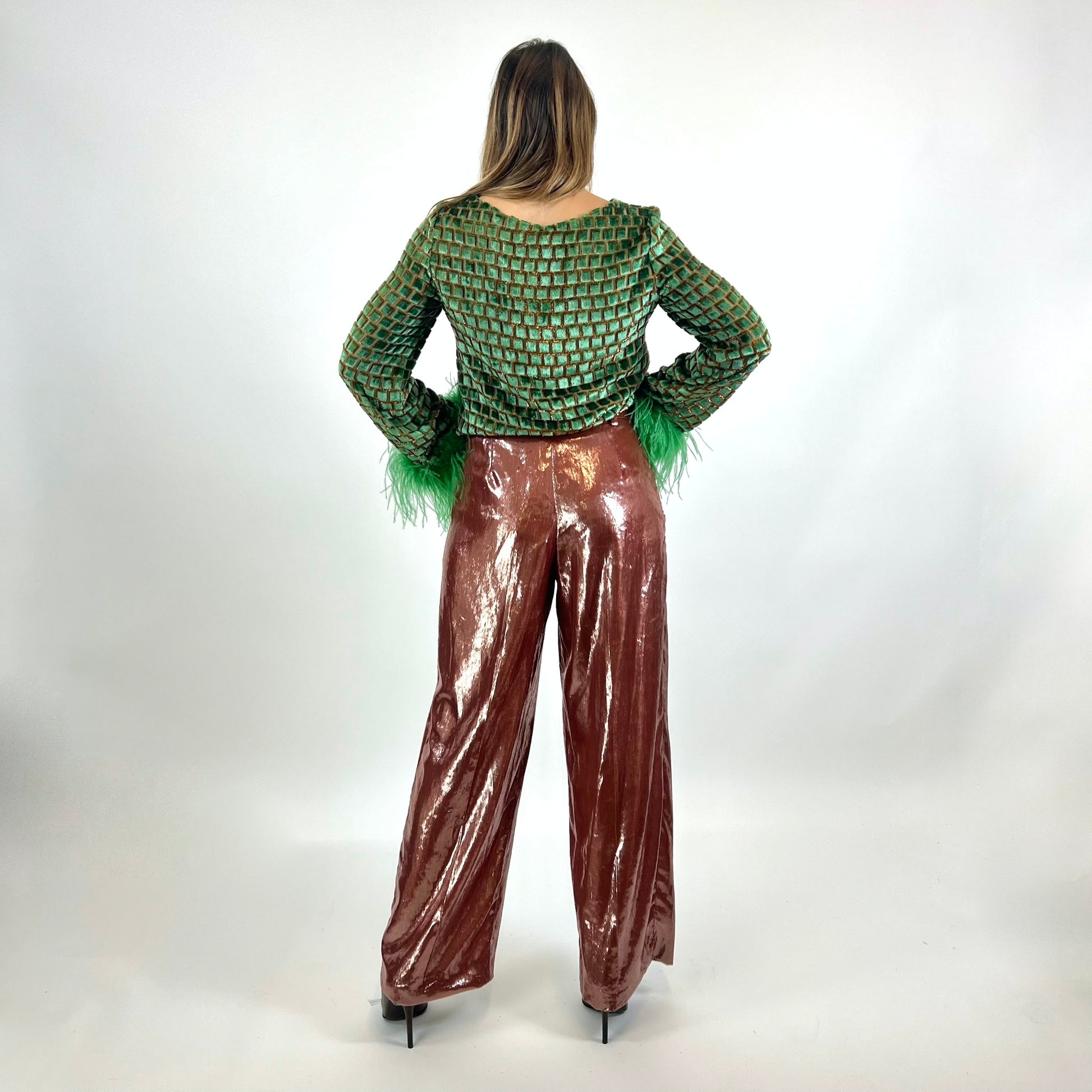 PAROSH Casacca in velluto verde con piume - 12STOREEZ Pantoloni a palazzo oro rosa