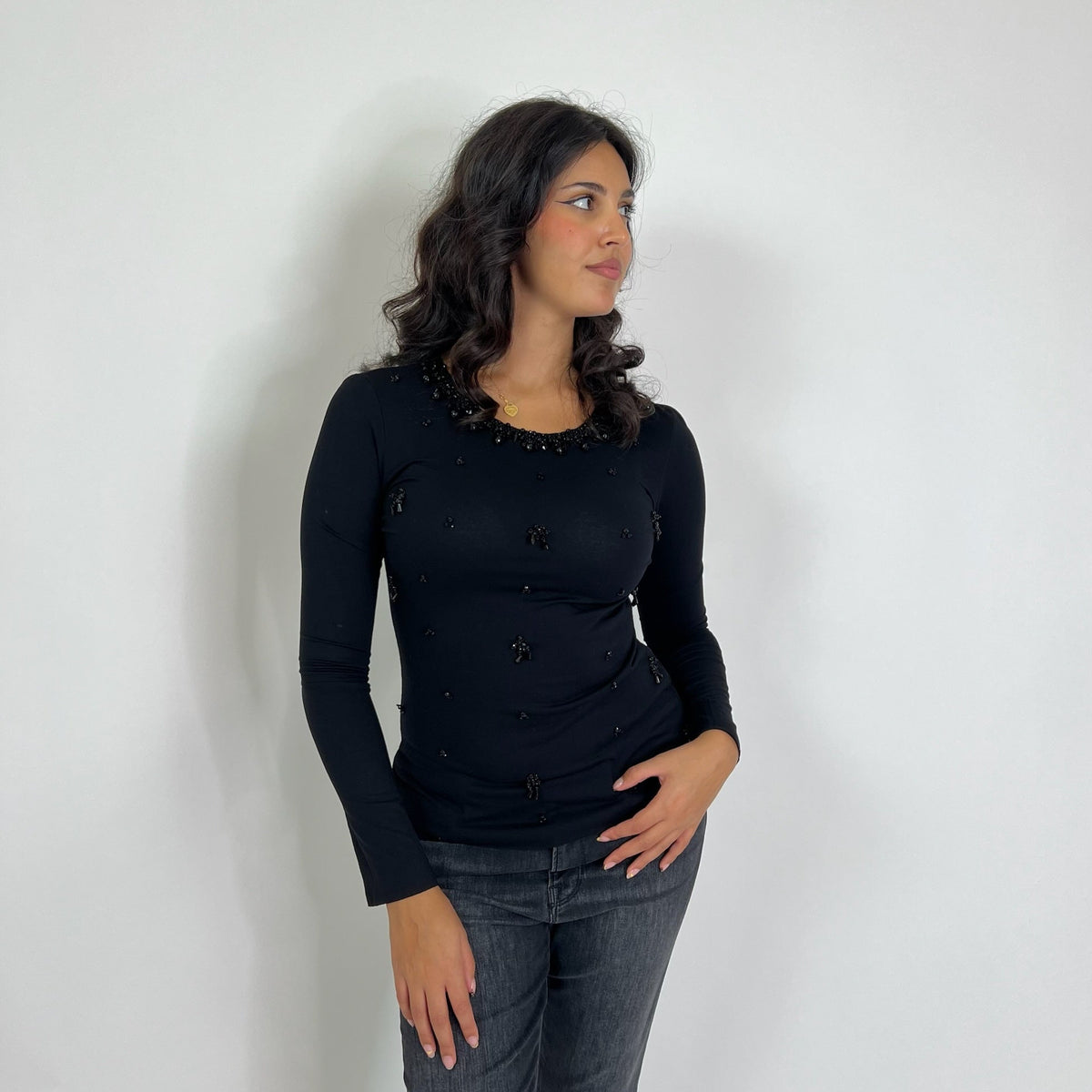 PAROSH T-shirt in jersey nero ricamata da perline nere
