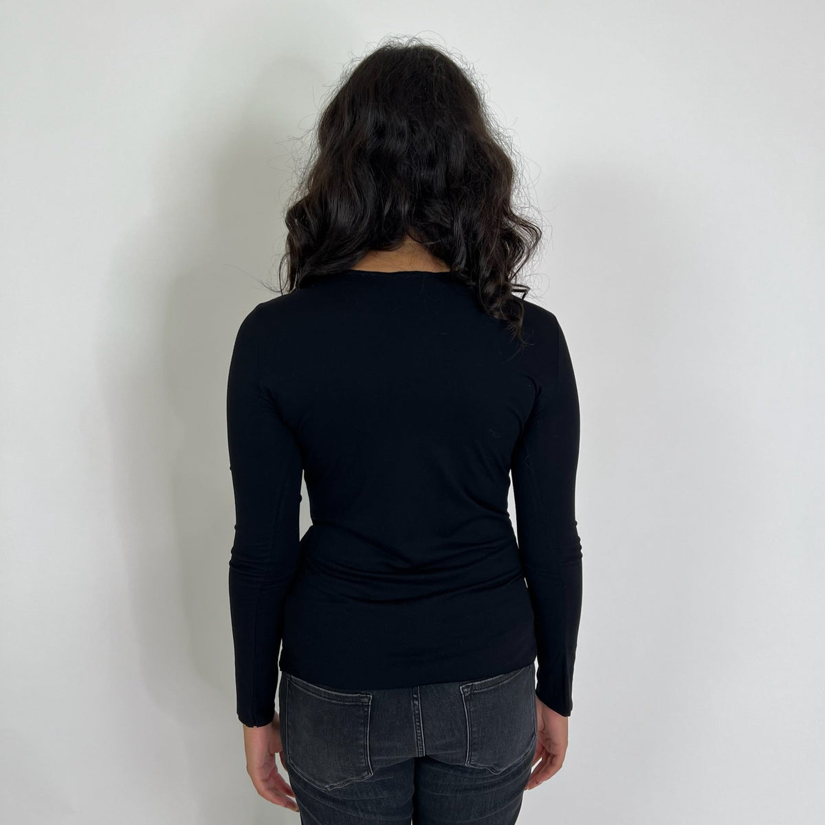 PAROSH T-shirt in jersey nero ricamata da perline nere