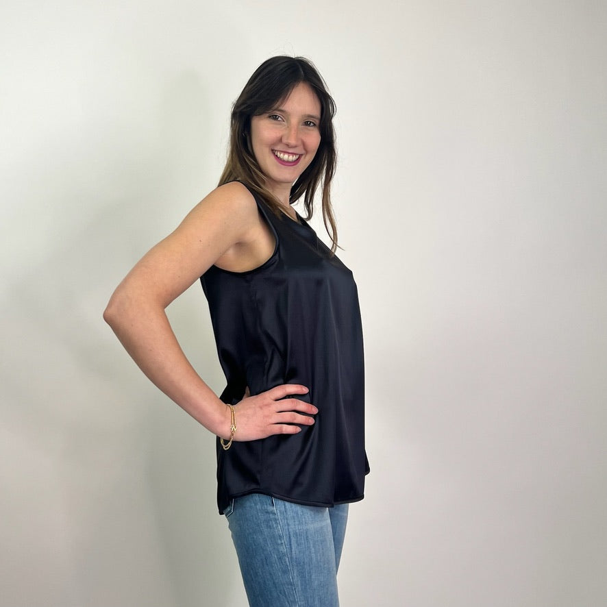 PESERICO Top in seta blu scuro con borchiette