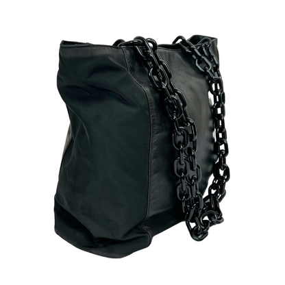 Borsa shopping in pelle di nappa nera e nylon, misura media con due manici, catena nera, interno tasche con zip. (36x29+manici lunghi 35cm)