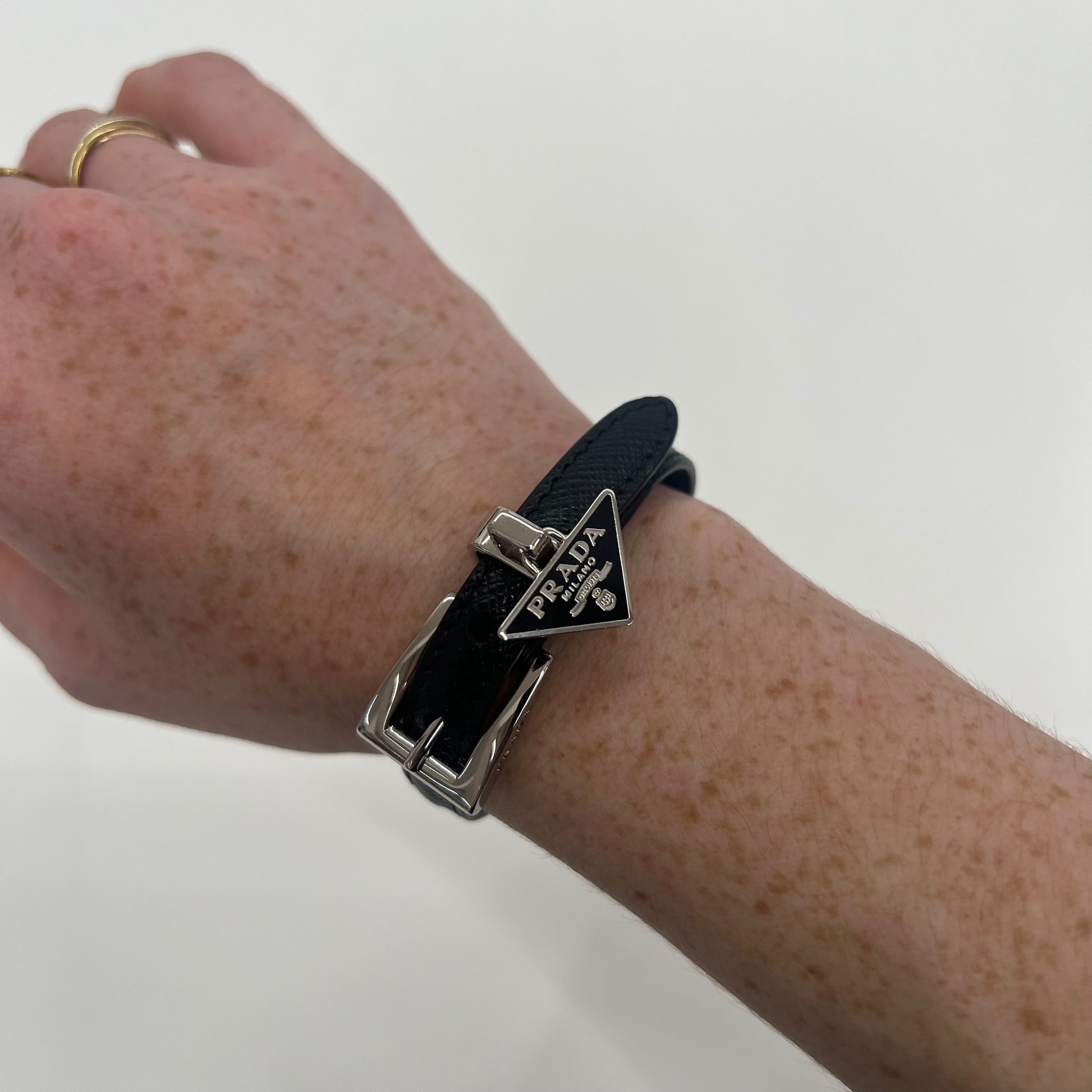 PRADA Bracciale sottile in pelle saffiano nero