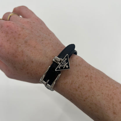 PRADA Bracciale sottile in pelle saffiano nero