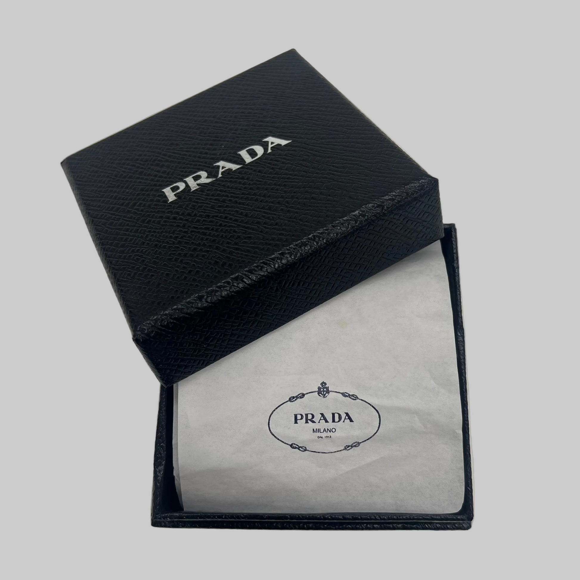 PRADA Bracciale sottile in pelle saffiano nero