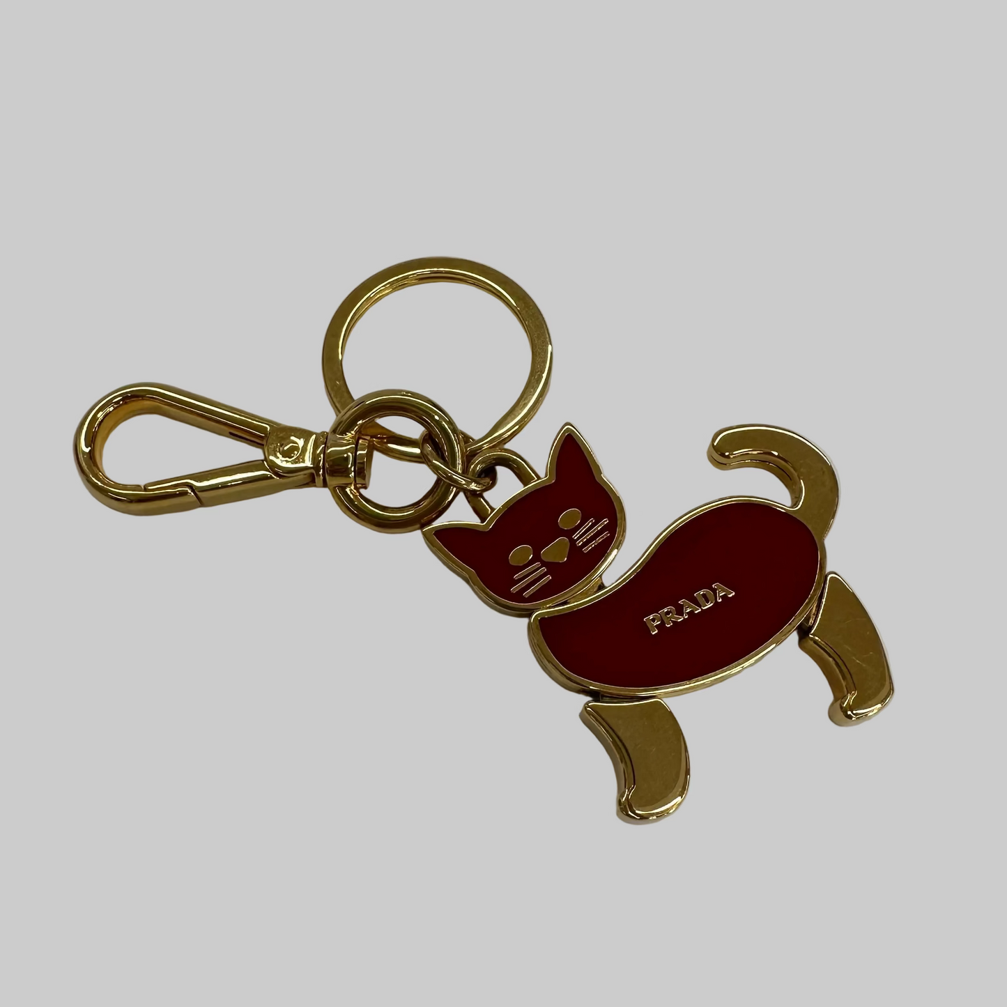 PRADA Ciondolo charms portachiavi dorato con gatto rosso