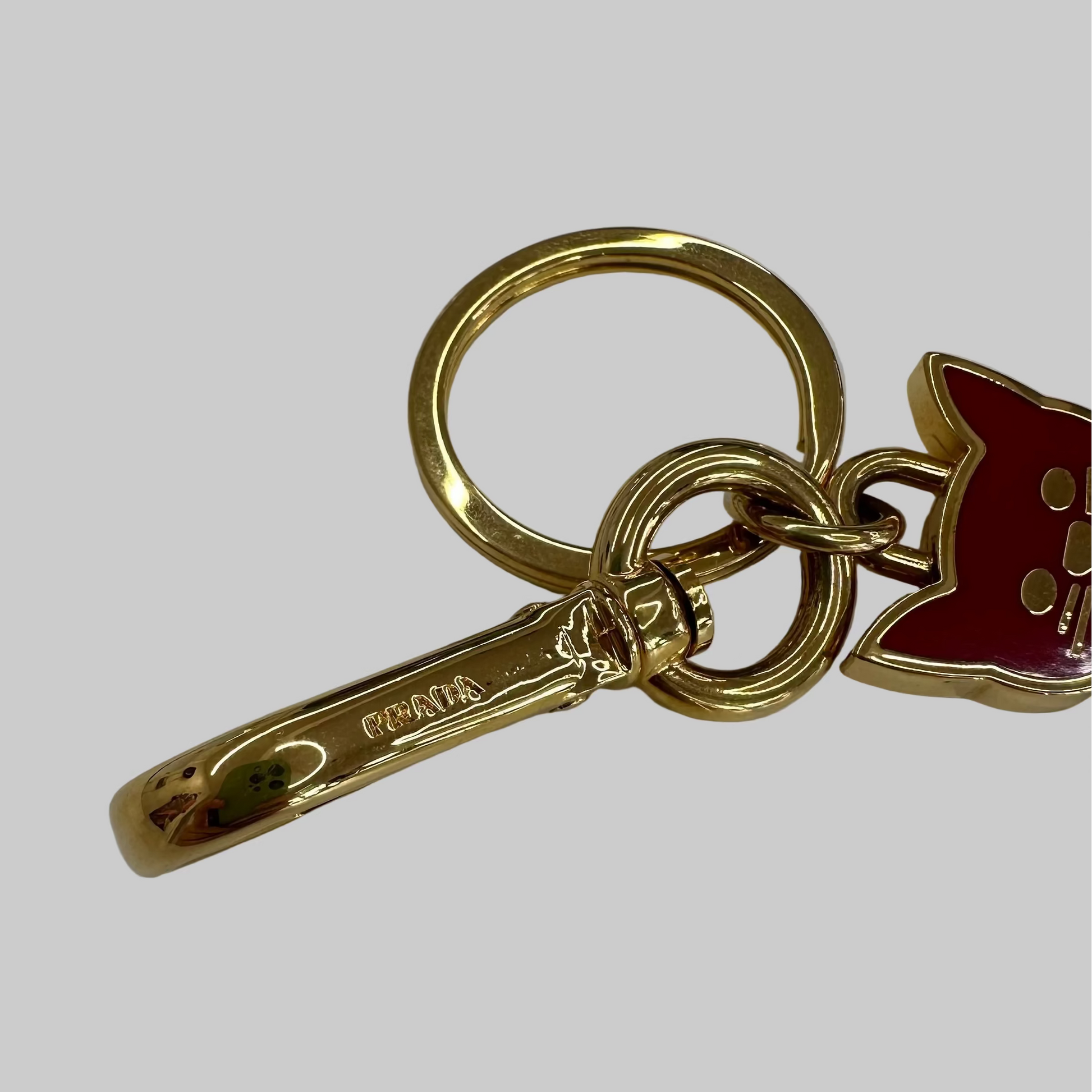 PRADA Ciondolo charms portachiavi dorato con gatto rosso