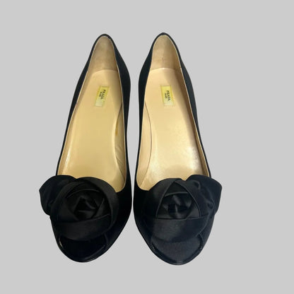 PRADA Scarpe in raso nero con fiore applicato