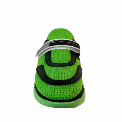 Scarpa sneakers in tessuto verde acido con chiusura a strappo, con scritta Prada sulla suola verde e nera.