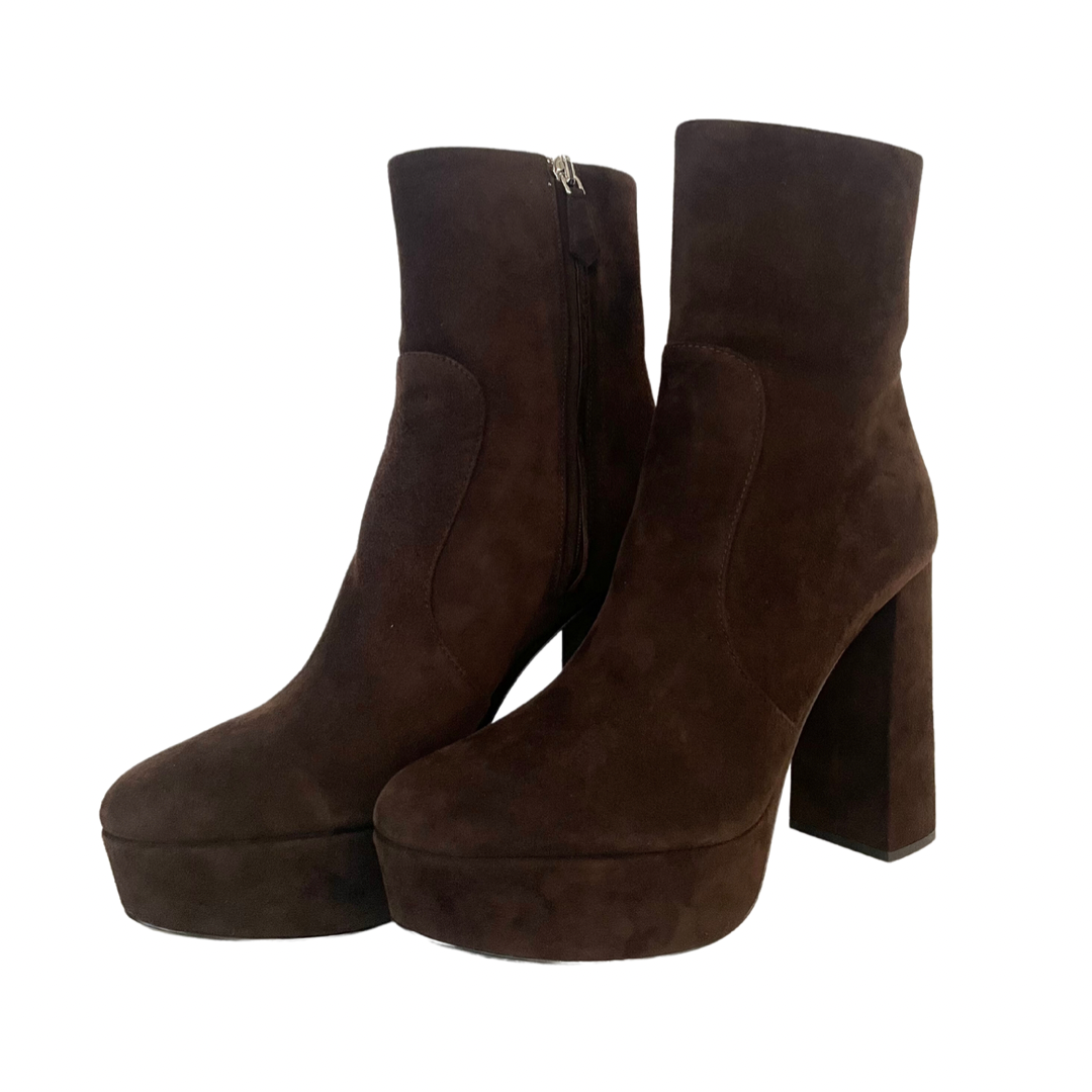 Scarpa stivaletto scamosciato testa di moro con zeppa e tacco alto, con zip interna.   Altezza tacco: 11.5 cm 