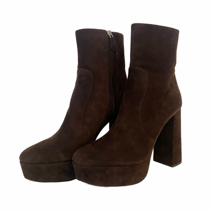 Scarpa stivaletto scamosciato testa di moro con zeppa e tacco alto, con zip interna.   Altezza tacco: 11.5 cm 