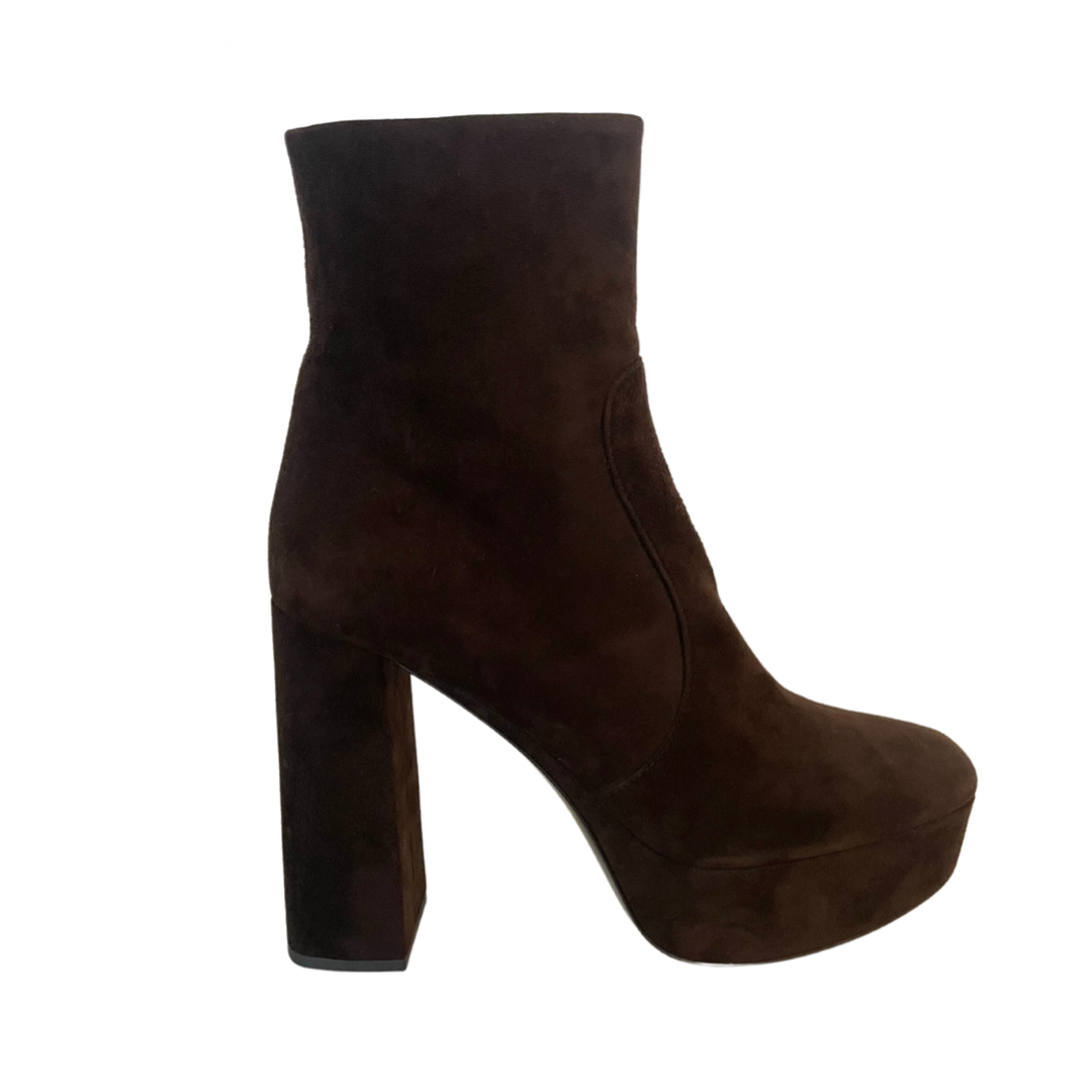 Scarpa stivaletto scamosciato testa di moro con zeppa e tacco alto, con zip interna.   Altezza tacco: 11.5 cm 