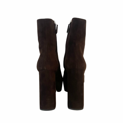 Scarpa stivaletto scamosciato testa di moro con zeppa e tacco alto, con zip interna.   Altezza tacco: 11.5 cm 
