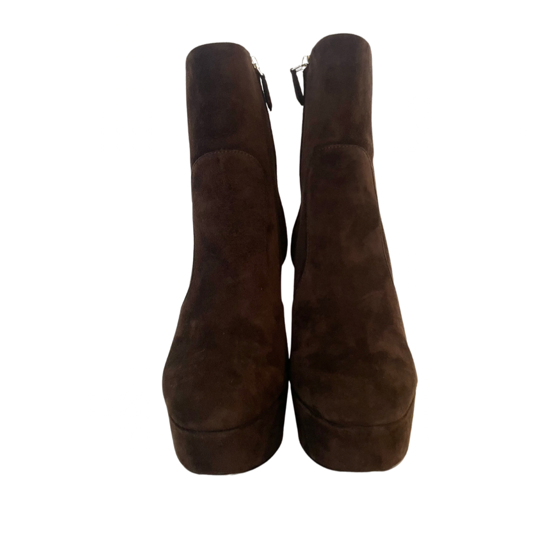 Scarpa stivaletto scamosciato testa di moro con zeppa e tacco alto, con zip interna.   Altezza tacco: 11.5 cm 