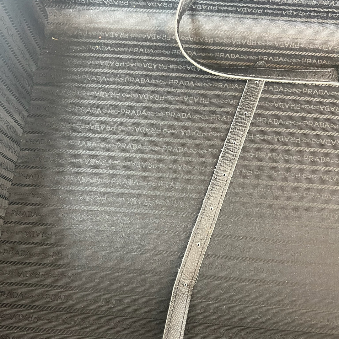 PRADA Valigia rigida in pelle saffiano nero