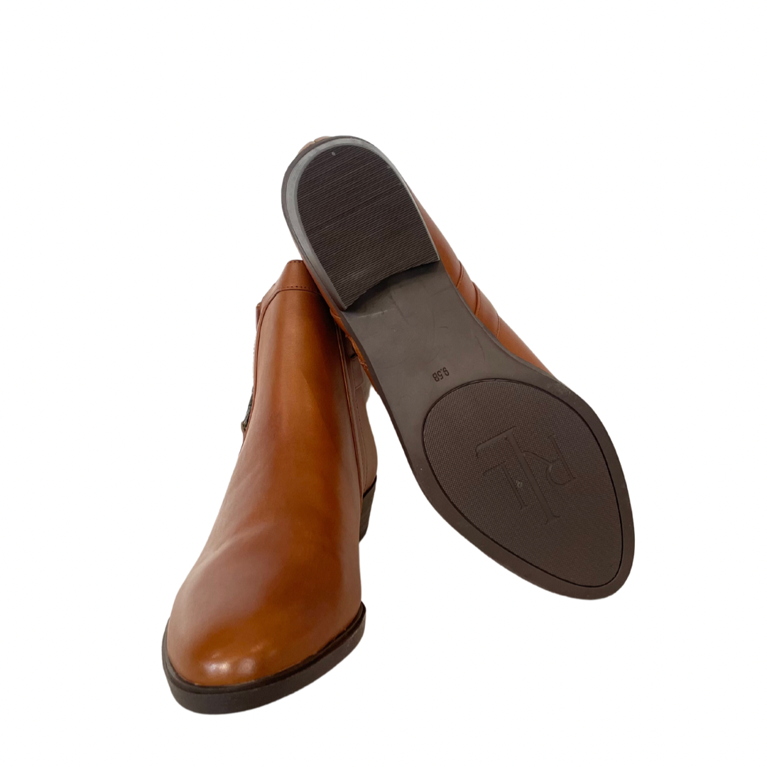 Scarpa stivaletto gambale basso in pelle color cuoio con zip laterale esterna e suola in gomma.