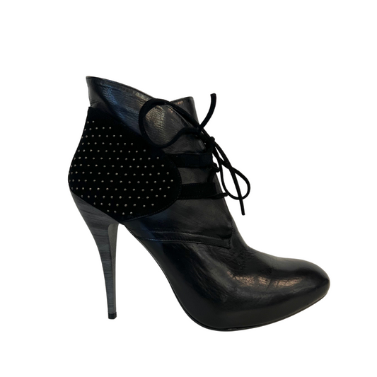 Scarpa tronchetto di pelle nera con inserti in pelle scamosciata e borchie con tacco alto 12.5 cm.