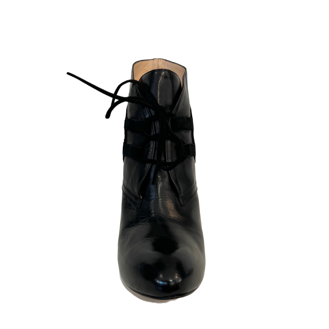 Scarpa tronchetto di pelle nera con inserti in pelle scamosciata e borchie con tacco alto 12.5 cm.