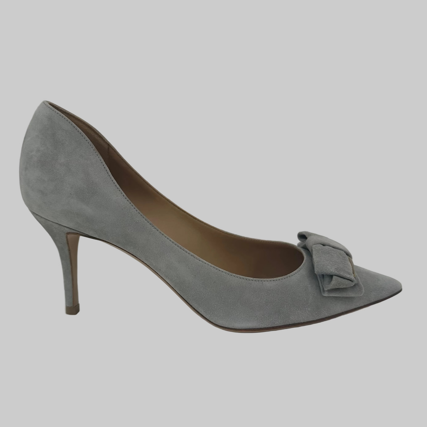 SALVATORE FERRAGAMO Decollété pelle scamosciata grigio perla con fiocco