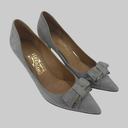 SALVATORE FERRAGAMO Decollété pelle scamosciata grigio perla con fiocco