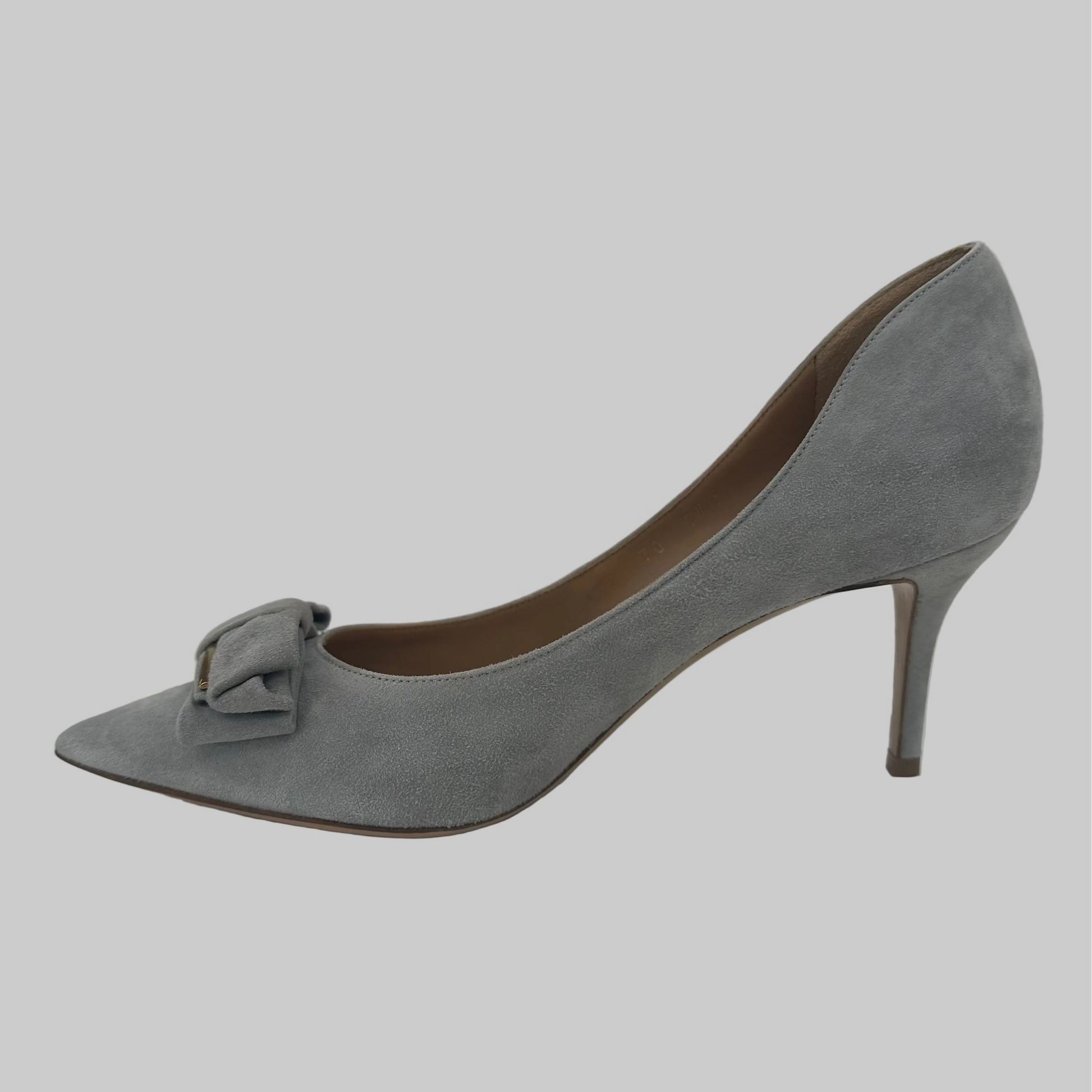 SALVATORE FERRAGAMO Decollété pelle scamosciata grigio perla con fiocco
