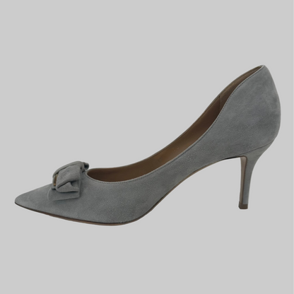 SALVATORE FERRAGAMO Decollété pelle scamosciata grigio perla con fiocco