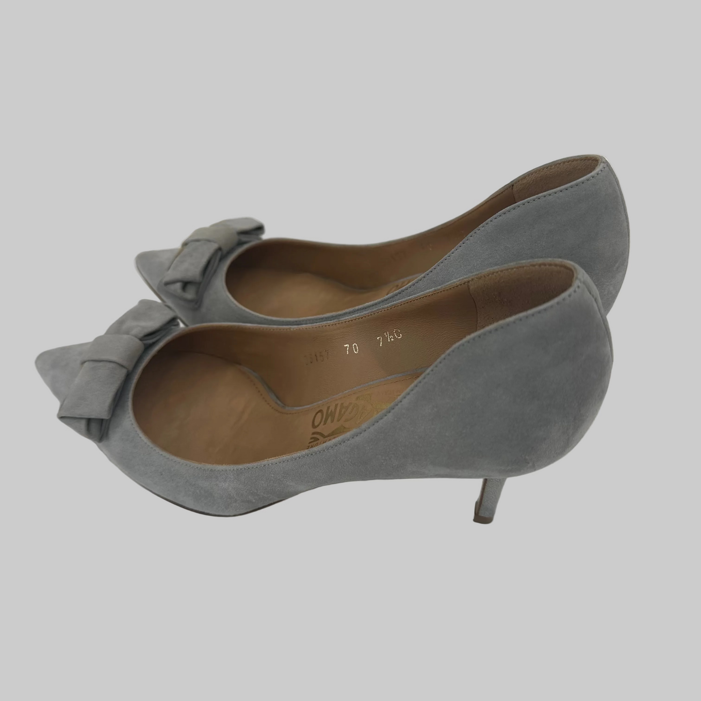 SALVATORE FERRAGAMO Decollété pelle scamosciata grigio perla con fiocco