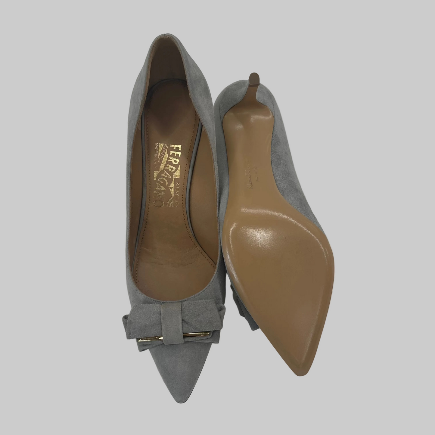 SALVATORE FERRAGAMO Decollété pelle scamosciata grigio perla con fiocco