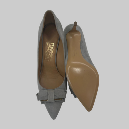 SALVATORE FERRAGAMO Decollété pelle scamosciata grigio perla con fiocco