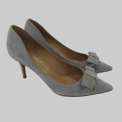 SALVATORE FERRAGAMO Decollété pelle scamosciata grigio perla con fiocco