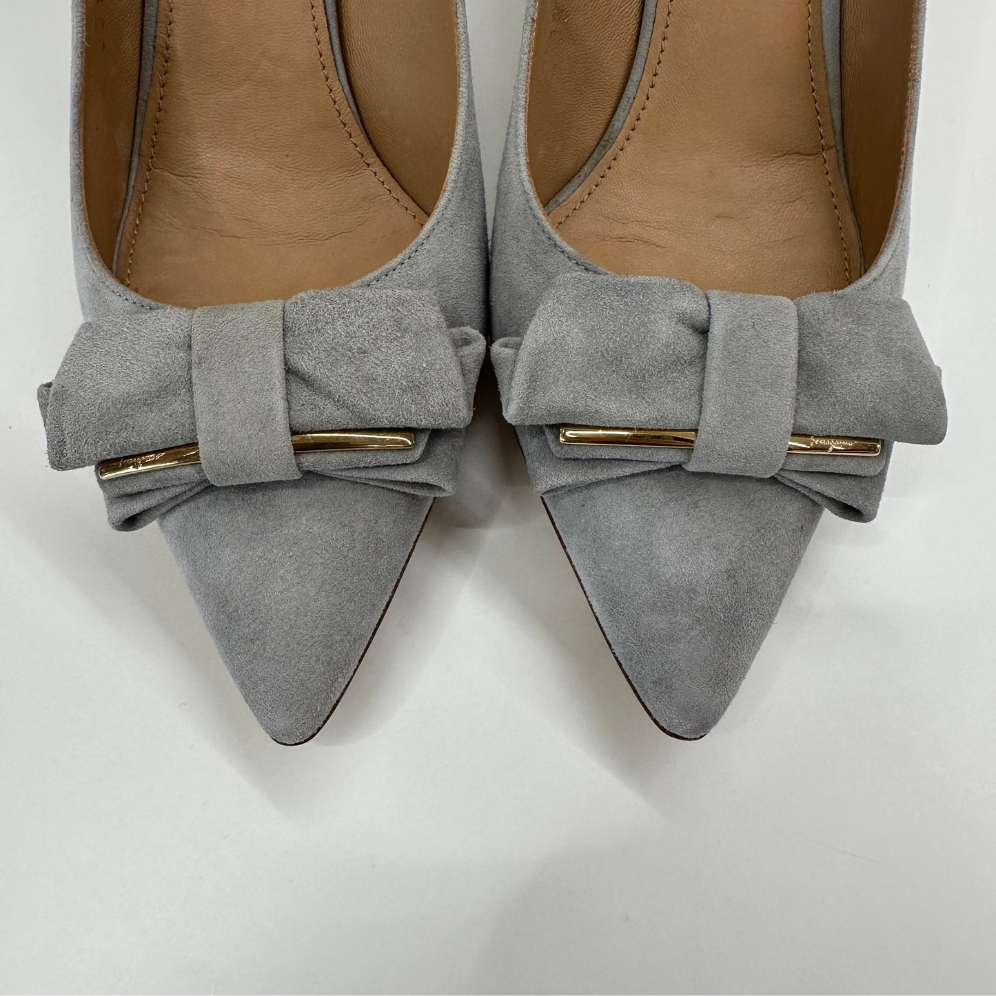 SALVATORE FERRAGAMO Decollété pelle scamosciata grigio perla con fiocco