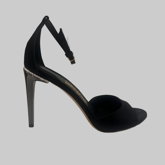 SALVATORE FERRAGAMO Sandalo in raso nero con strass