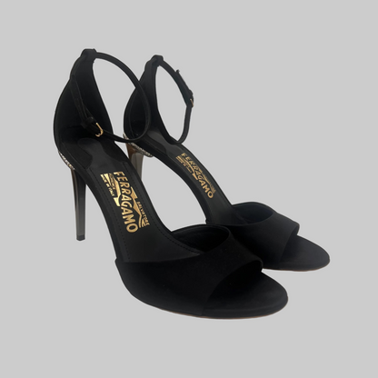 SALVATORE FERRAGAMO Sandalo in raso nero con strass