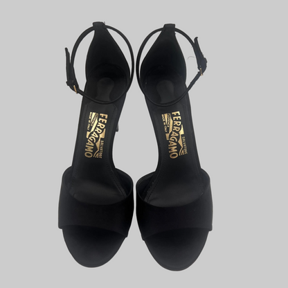 SALVATORE FERRAGAMO Sandalo in raso nero con strass