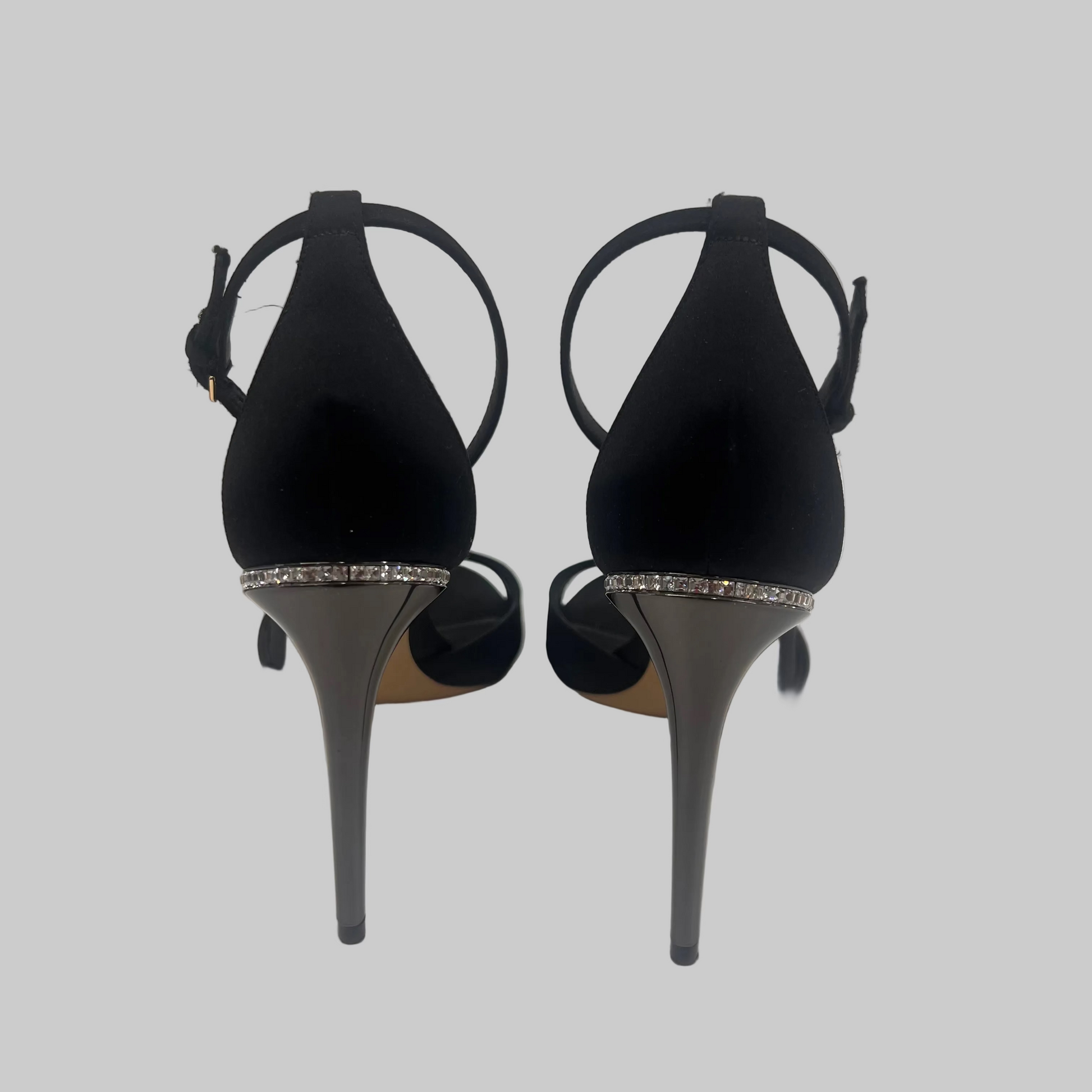 SALVATORE FERRAGAMO Sandalo in raso nero con strass