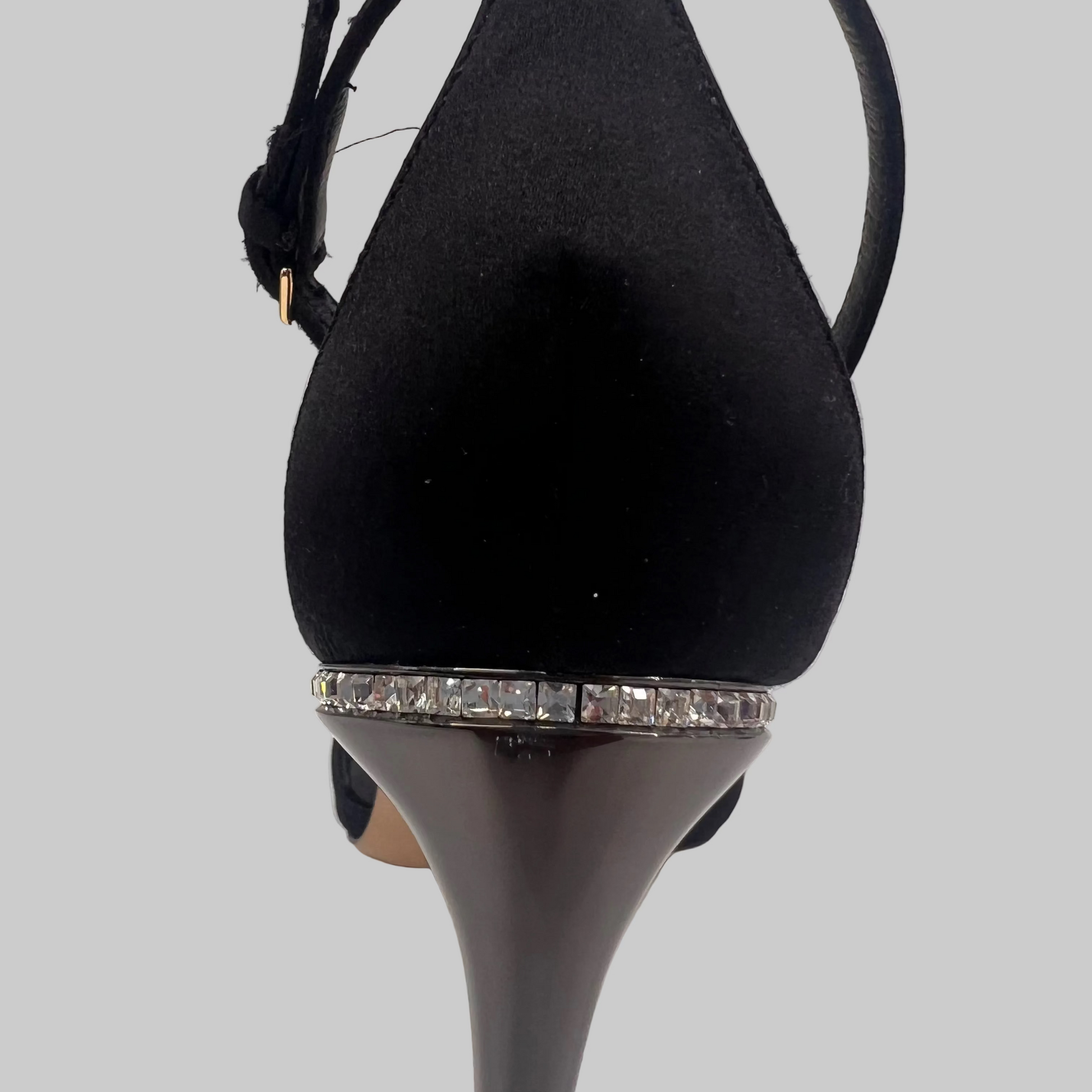 SALVATORE FERRAGAMO Sandalo in raso nero con strass