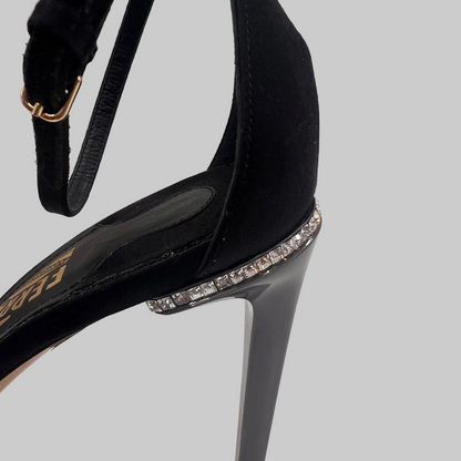 SALVATORE FERRAGAMO Sandalo in raso nero con strass