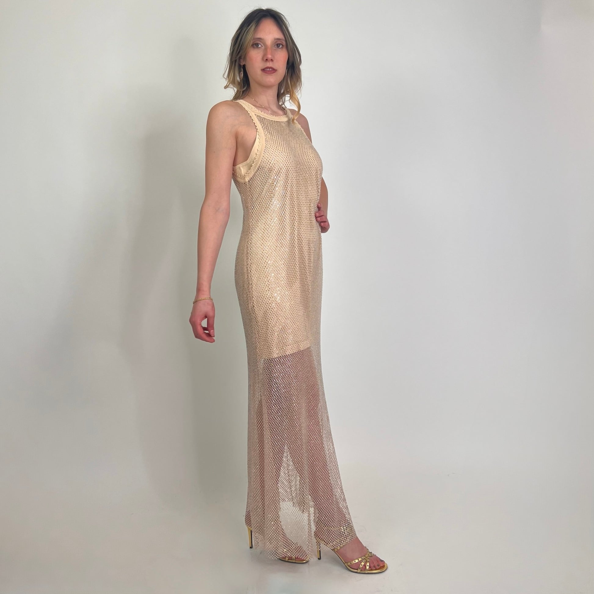 SANDRO Abito lungo in rete color nude tempestato di strass
