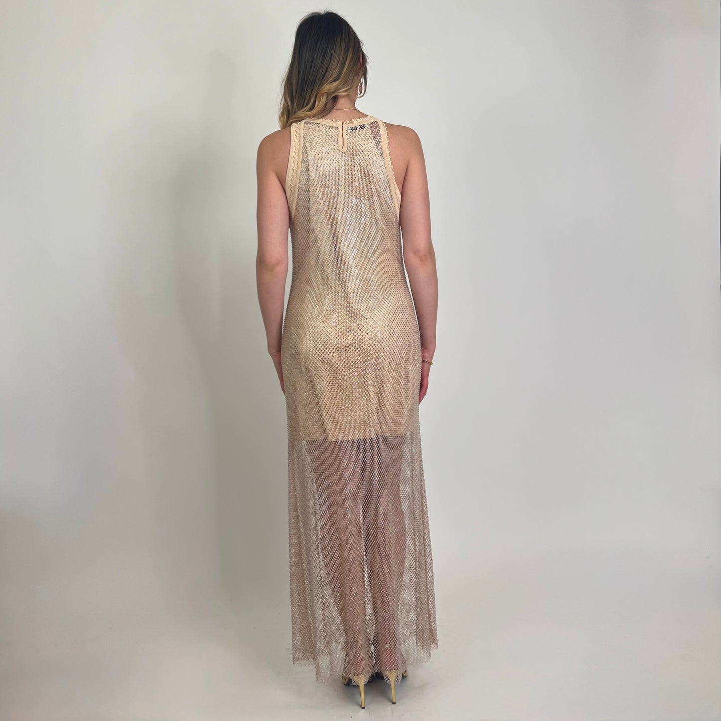 SANDRO Abito lungo in rete color nude tempestato di strass
