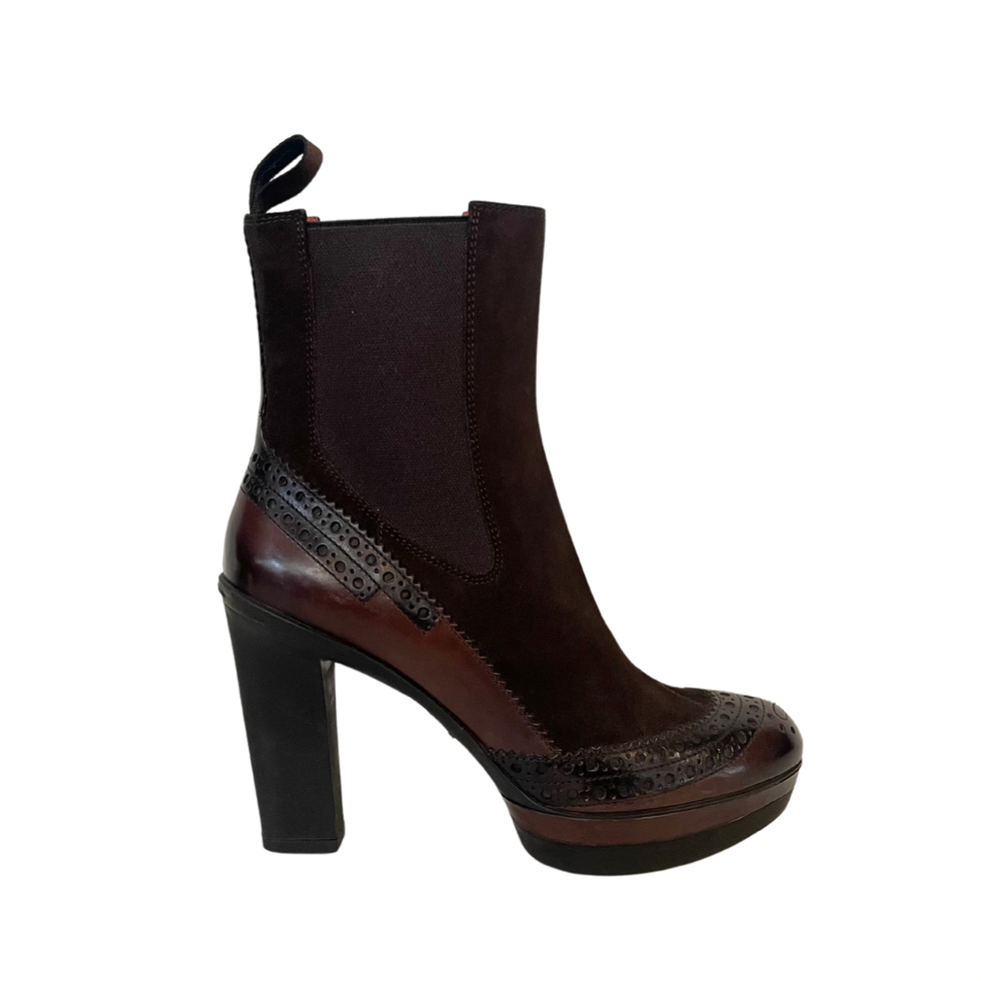 Scarpa stivaletto in pelle marrone scamosciata  inglese con tacco in gomma e plateaux. altezza del tacco: 10 cm - altezza plateaux 2.5 cm.