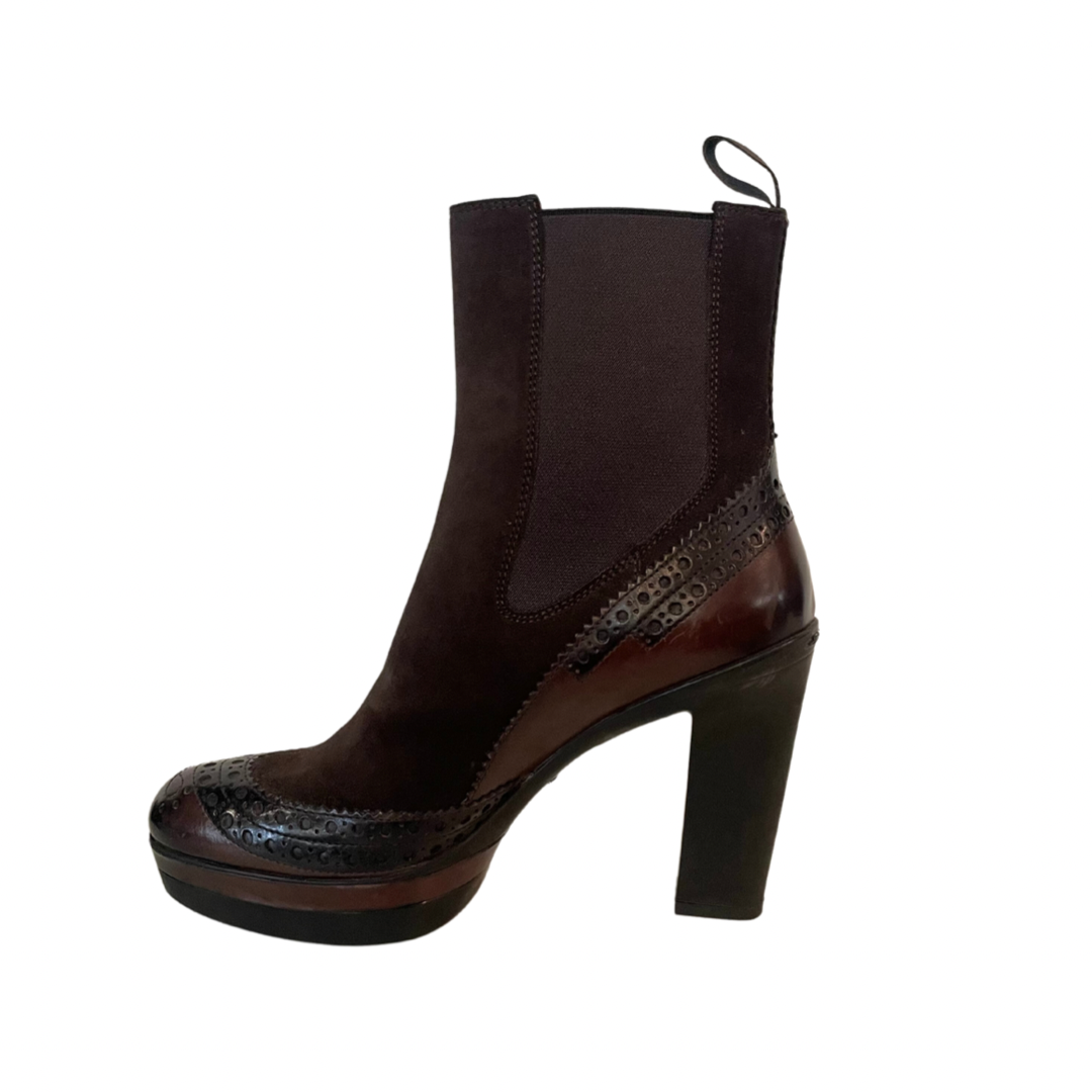 Scarpa stivaletto in pelle marrone scamosciata  inglese con tacco in gomma e plateaux. altezza del tacco: 10 cm - altezza plateaux 2.5 cm.