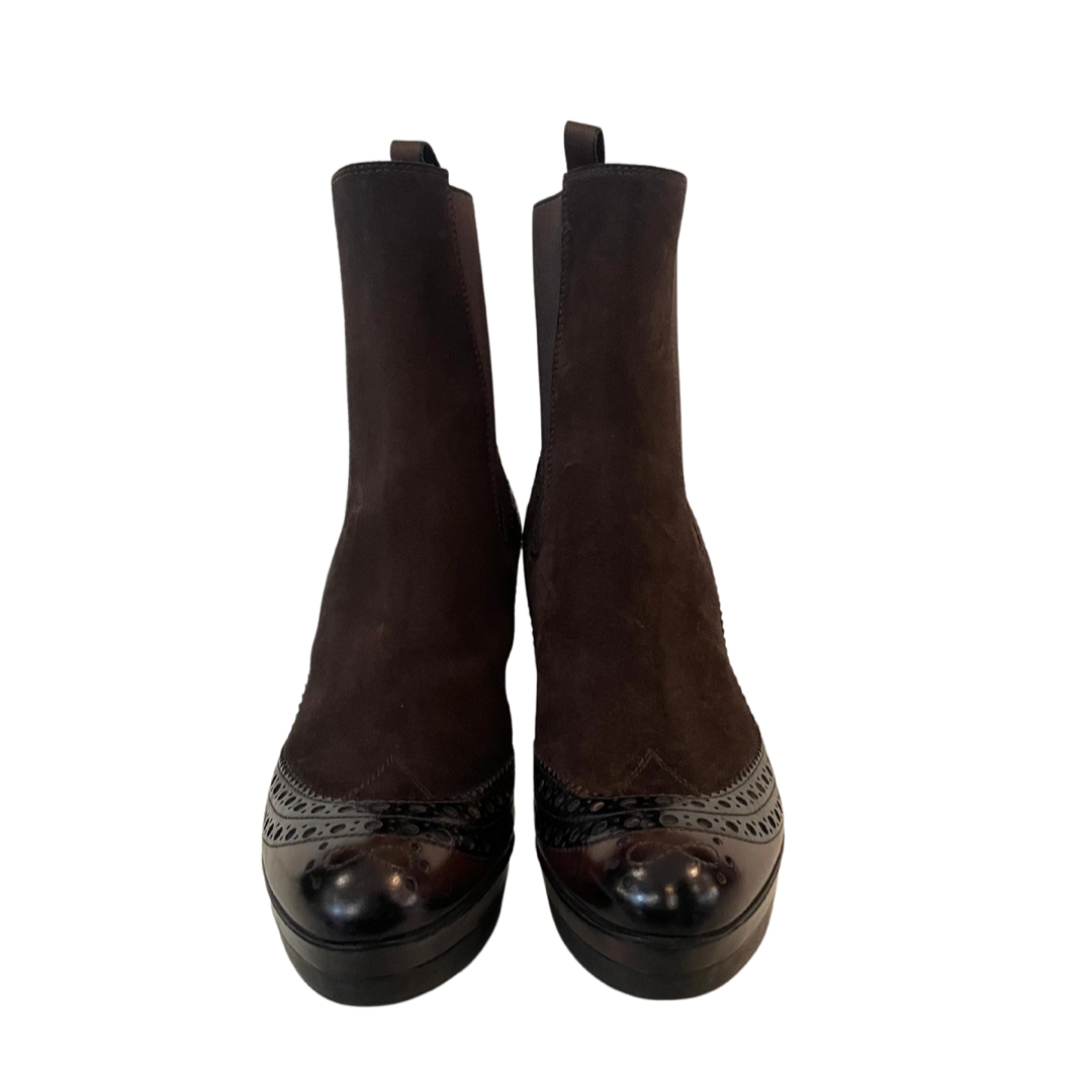 Scarpa stivaletto in pelle marrone scamosciata  inglese con tacco in gomma e plateaux. altezza del tacco: 10 cm - altezza plateaux 2.5 cm.