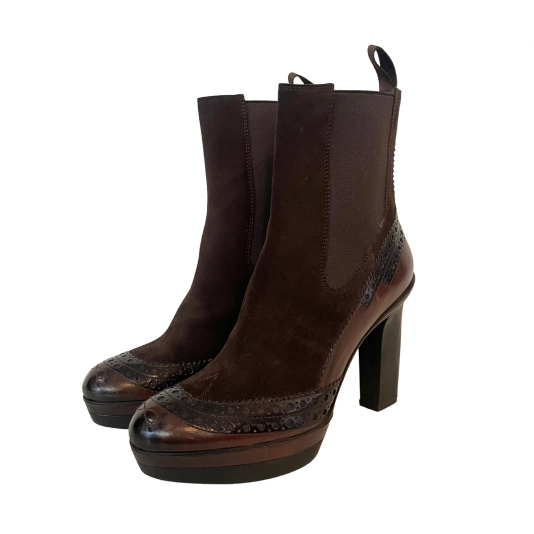 Scarpa stivaletto in pelle marrone scamosciata  inglese con tacco in gomma e plateaux. altezza del tacco: 10 cm - altezza plateaux 2.5 cm.