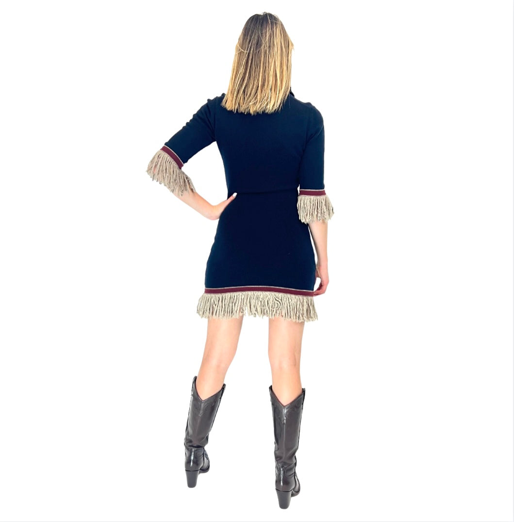 Splendido abito in maglia di cashmere blu a collo alto con finale maniche e fondo con riga bordeaux e frange tortora. Caldo e avvolgente ma al tempo stesso grintoso e femminile. Questo abito può essere realizzato anche su misura per taglia e colori. 