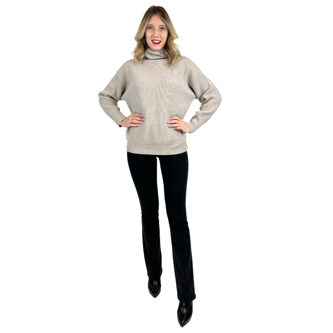 Pull dolcevita misto cashmere color tortora chiaro con filo lamé argento, modello classico.
